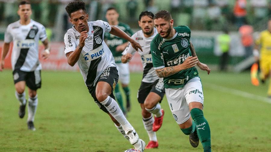 Ze Rafael, do Palmeiras, disputa lance com Luis Ricardo, da Ponte Preta, durante partida pelo Paulista - Ale Cabral/AGIF