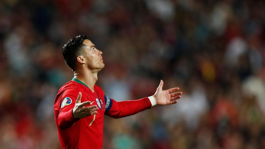 Cristiano Ronaldo em ação pela seleção portuguesa durante partida contra a Sérvia - Rafael Marchante/Reuters