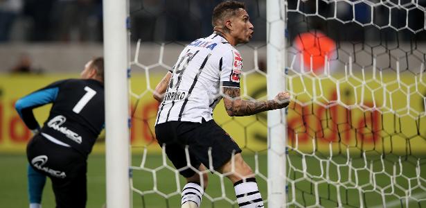 Badauí exalta Paolo Guerrero como ídolo e justifica admiração no Corinthians.