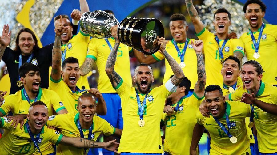 Daniel Alves levanta a taça após conquista da Copa América; Brasil venceu a edição de 2019 - Chris Brunskill/Fantasista/Getty Images