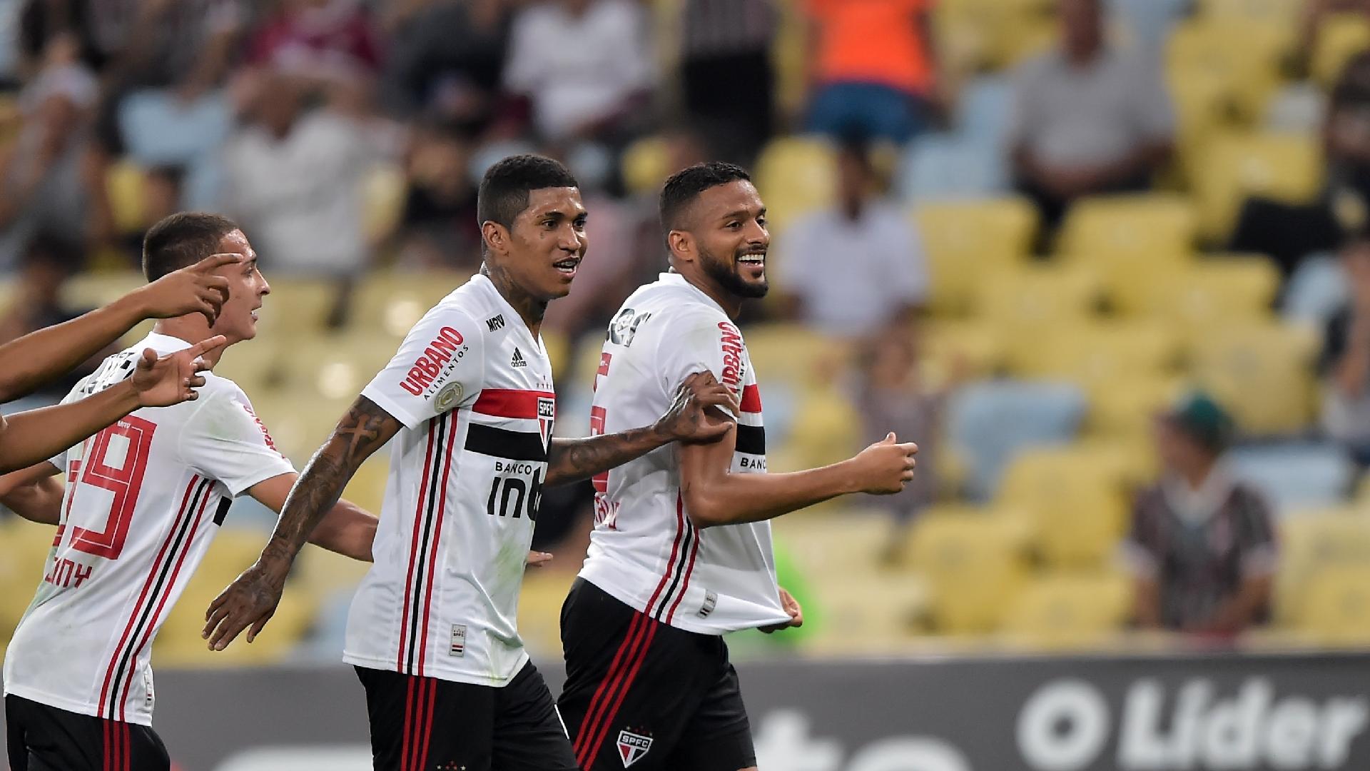 Reilnaldo jogador do São Paulo comemora seu gol com jogadores do seu time durante partida contra o Fluminense pelo Campeonato Brasileiro