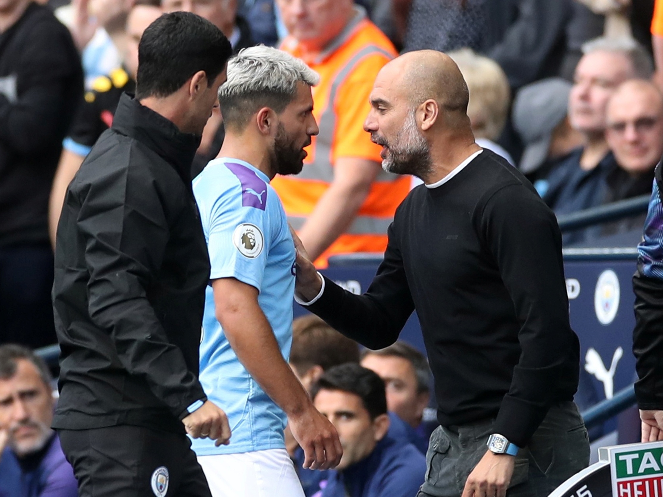 Guardiola lamenta lesão de Aguero em jogo do Manchester City e