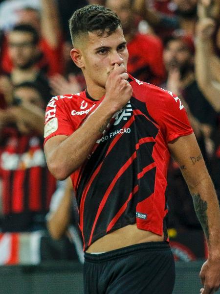 Bruno Guimarães comemora gol do Athletico contra o Inter - Gabriel Machado/AGIF