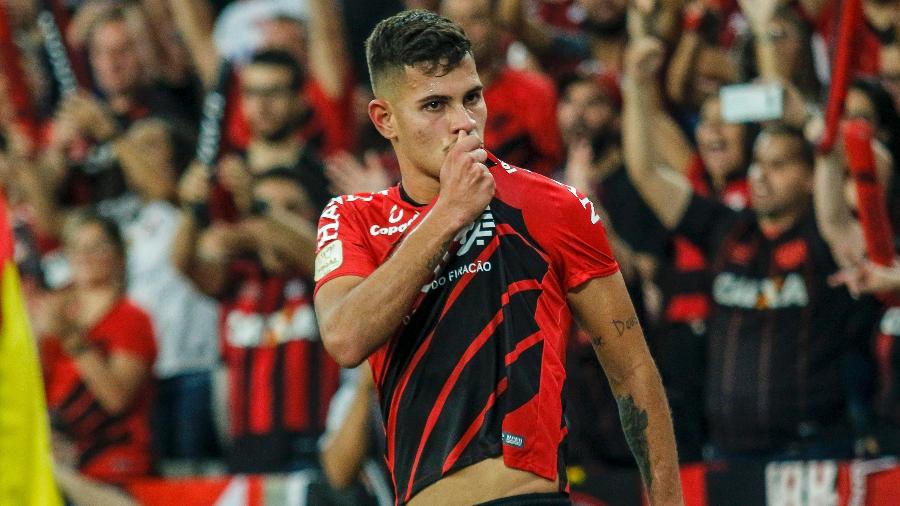 Bruno Guimarães, machucado, é um dos desfalques do Athletico Paranaense - Gabriel Machado/AGIF