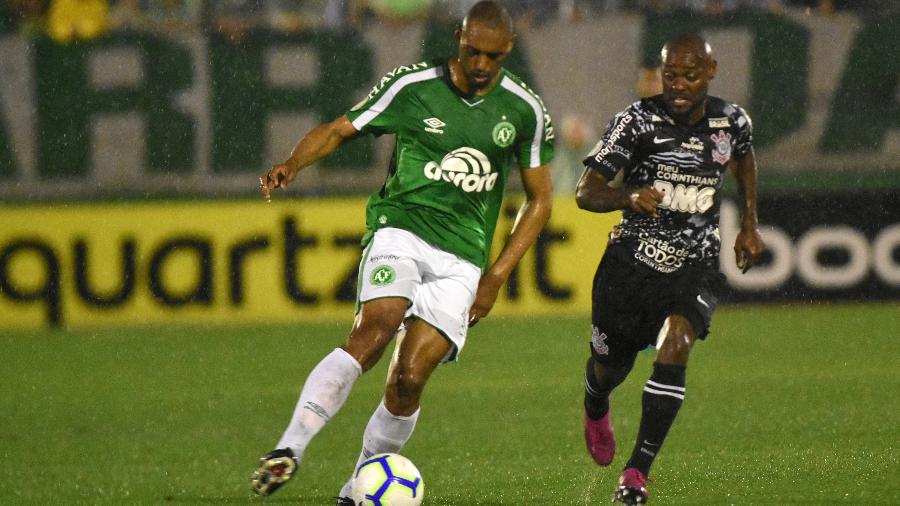 Douglas cumpre suspensão e desfalca a Chapecoense contra o CSA - Renato Padilha/AGIF