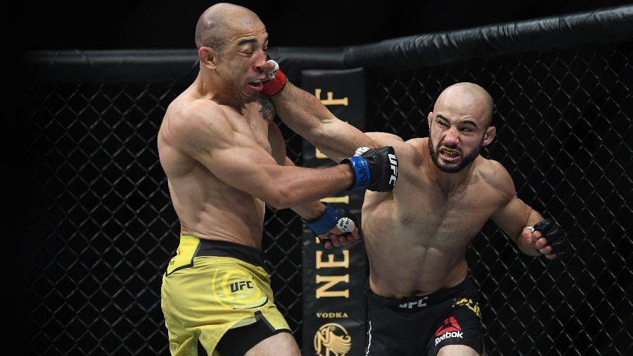 14.dez.2019 - Marlon Moraes golpeia José Aldo durante luta do UFC 245, em Las Vegas - Stephen R. Sylvanie/USA TODAY Sports