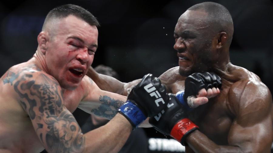 14.dez.2019 - O nigeriano Kamaru Usman (à dir.) acerta soco no americano Colby Covington durante disputa de cinturão do UFC 245, em Las Vegas - Steve Marcus/Getty Images/AFP