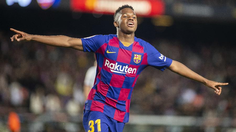 Ansu Fati comemora gol marcado para o Barcelona. Jogador foi alvo do United - Tim Clayton/Corbis via Getty Images