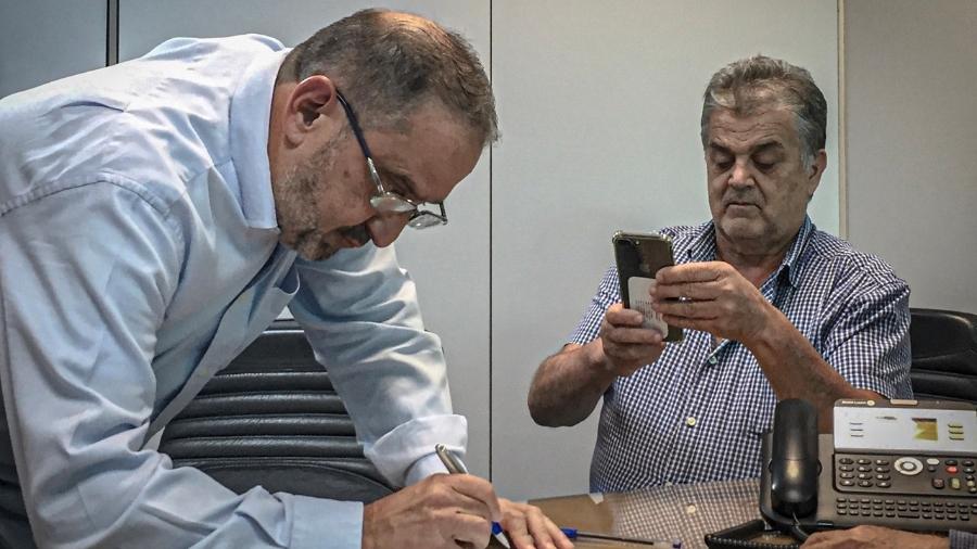 Paulo Cesar Marcondes Pedrosa assina documento em posse no Conselho Fiscal do Cruzeiro - Igor Sales/Cruzeiro/Divulgação