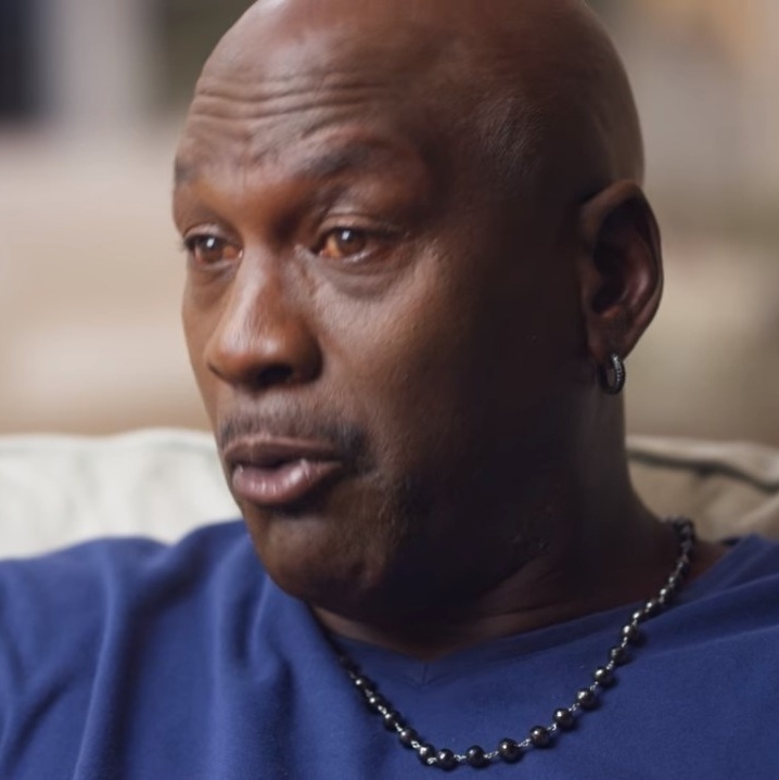 Por que os olhos de Michael Jordan estão amarelos?