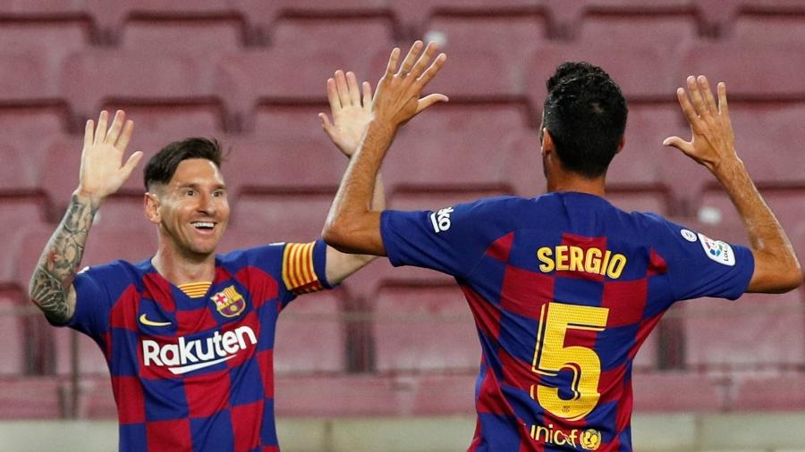 Lionel Messi e Sergio Busquets comemoram gol do Barcelona em jogo contra o Atlético de Madri - REUTERS/Albert Gea