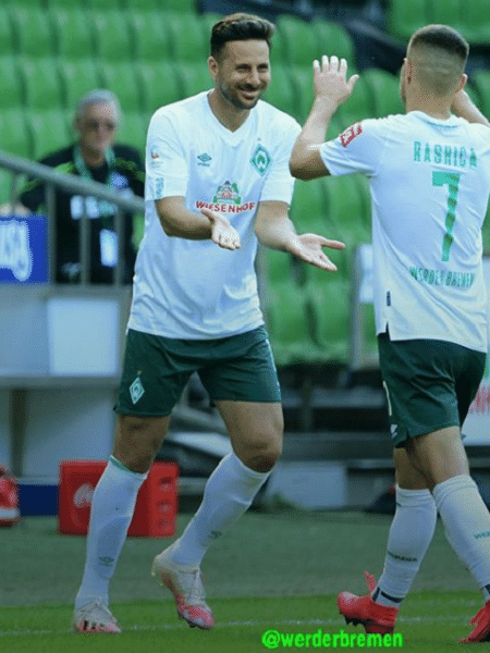 Claudio Pizarro (e) se aposenta aos 41 anos - Divulgação/Werder Bremen