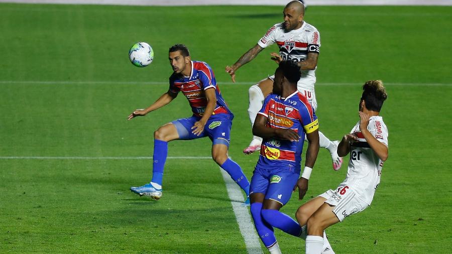 Jogadores de São Paulo e Fortaleza disputam bola aérea durante partida do Brasileirão 2020 - Marcello Zambrana/AGIF