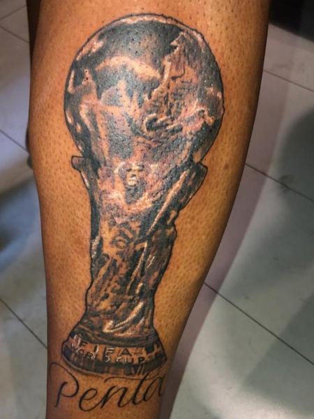 Júnior tatua taça do pentacampeonato mundial da seleção brasileira - Reprodução/Instagram