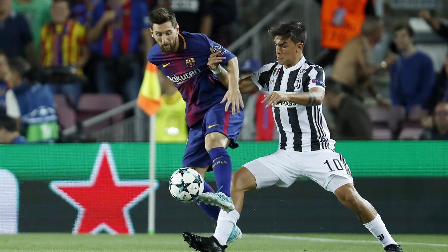 Messi e Dybala disputam bola no duelo entre Barcelona e Juventus, pela Liga dos Campeões, em setembro de 2017 - VI Images via Getty Images