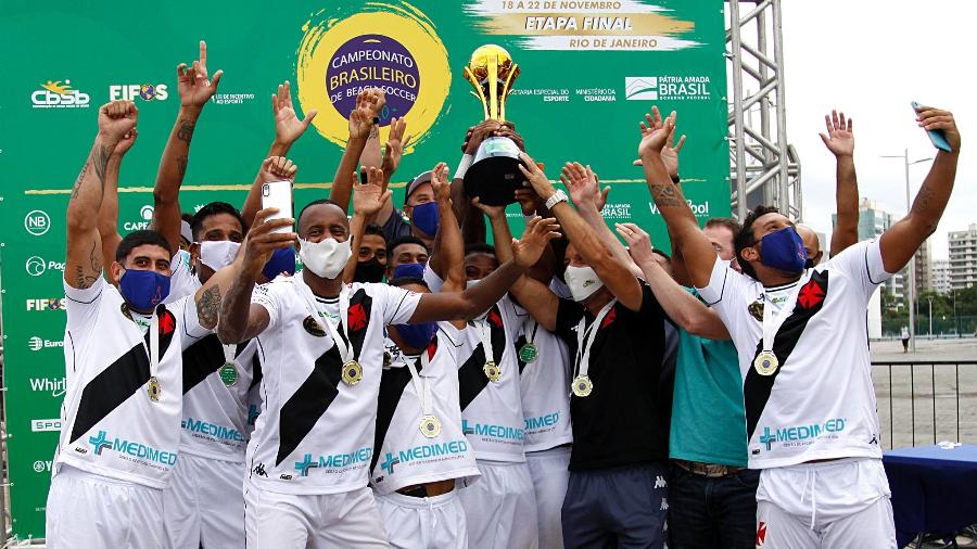 Jogadores do Vasco erguem troféu que representa o tricampeonato brasileiro de Beach Soccer - Flickr da CBSB / Bruno Maia/NB Photopress