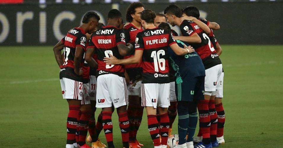Jogadores do Flamengo concentrados antes de partida contra o Racing