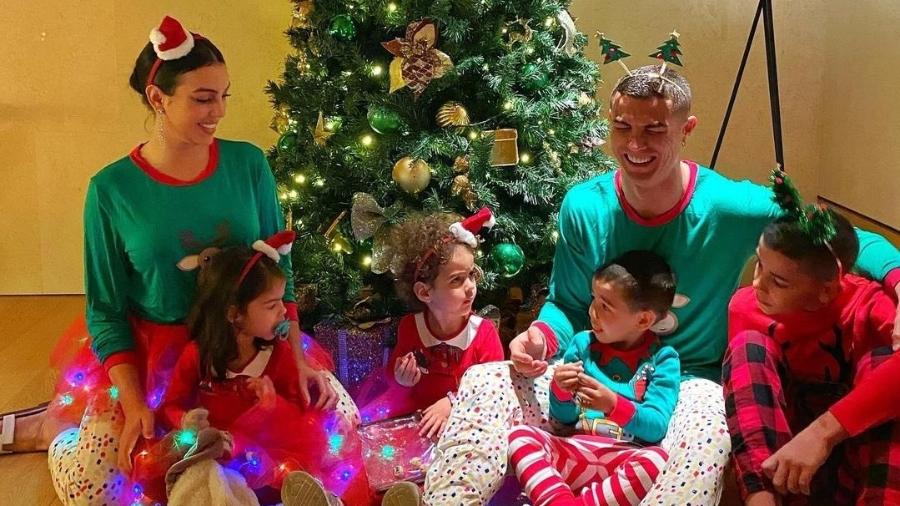 Em família e com roupas natalinas, o português Cristiano Ronaldo desejou um Feliz Nata - Reprodução/Twitter