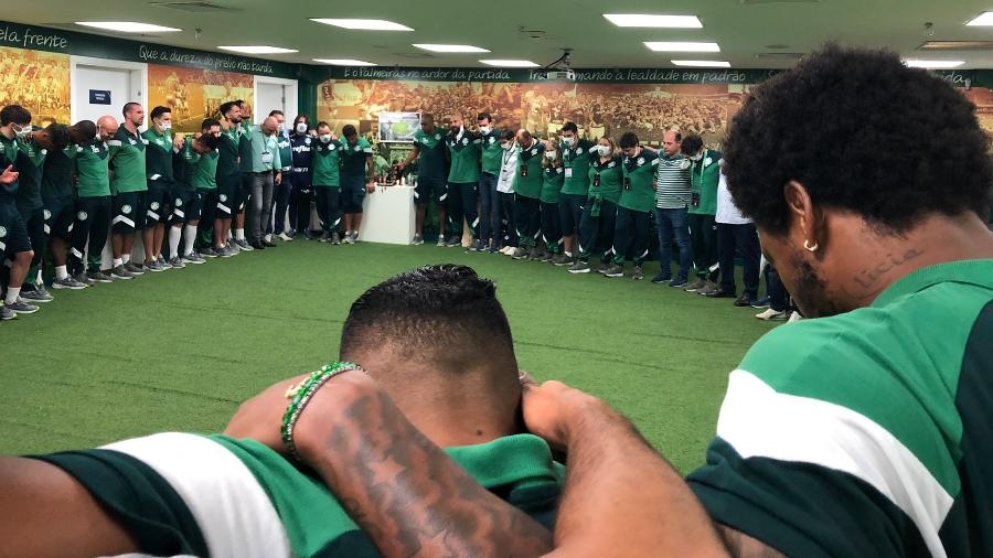 Jogadores do Palmeiras se abraçam no vestiário após avançarem à final da Libertadores - Divulgação