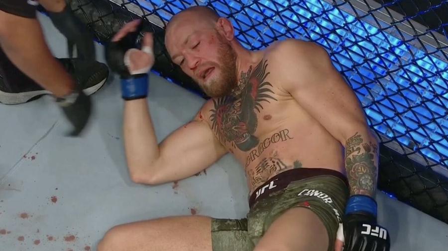 McGregor no chão do óctogono após ser nocauteado por Dustin Poirier no UFC 257 - Reprodução