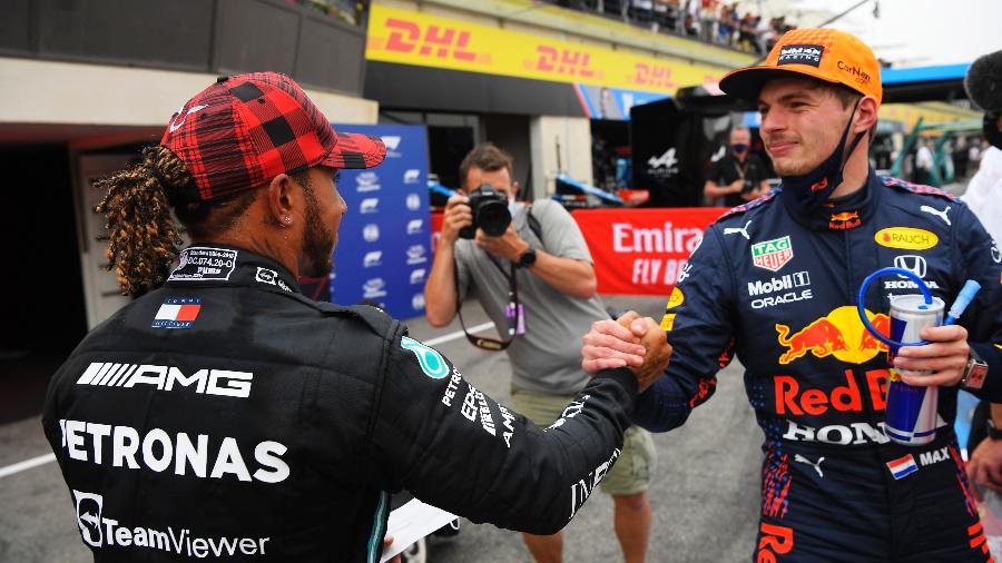 Lewis Hamilton, da Mercedes e Max Verstappen, da Red Bull, se cumprimentam após treino classificatório - Nicolas Tucat/Getty Images