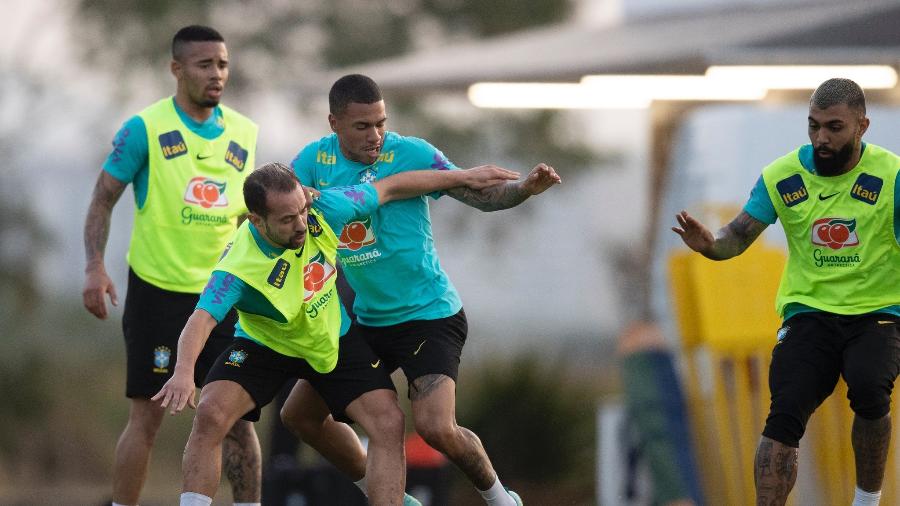 Lucas Esteves marca Everton Ribeiro sob olhares de Gabriel Jesus e Gabigol em treino da seleção brasileira - Lucas Figueiredo/CBF