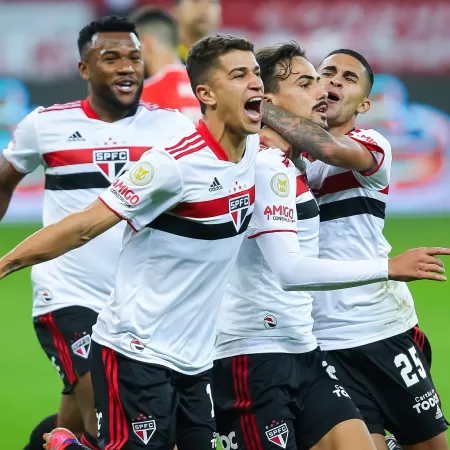 Jogadores do São Paulo comemoram gol de Igor Gomes contra o Inter - Pedro H. Tesch/AGIF - Pedro H. Tesch/AGIF