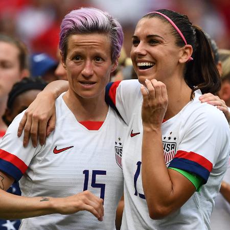 Megan Rapinoe e Alex Morgan comemoram o título mundial de futebol com a seleção dos Estados Unidos