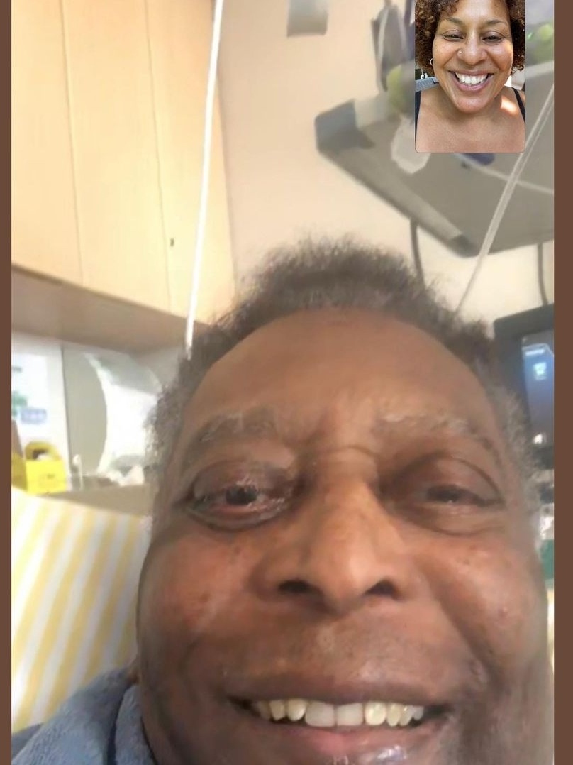 Me ensinando a jogar tranca', filha de Pelé comemora recuperação do pai