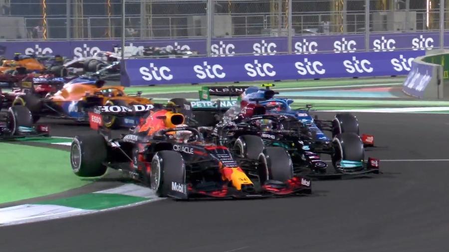 Verstappen ultrapassou Hamilton por fora do traçado da pista e foi punido pelos comissários do GP da Arábia Saudita - Reprodução/Twitter