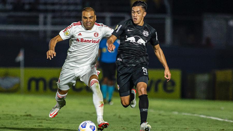 Cuello, jogador do Bragantino, disputa lance com jogador do Internacional durante partida no estádio Nabi Abi Chedid - Diogo Reis/Diogo Reis/AGIF