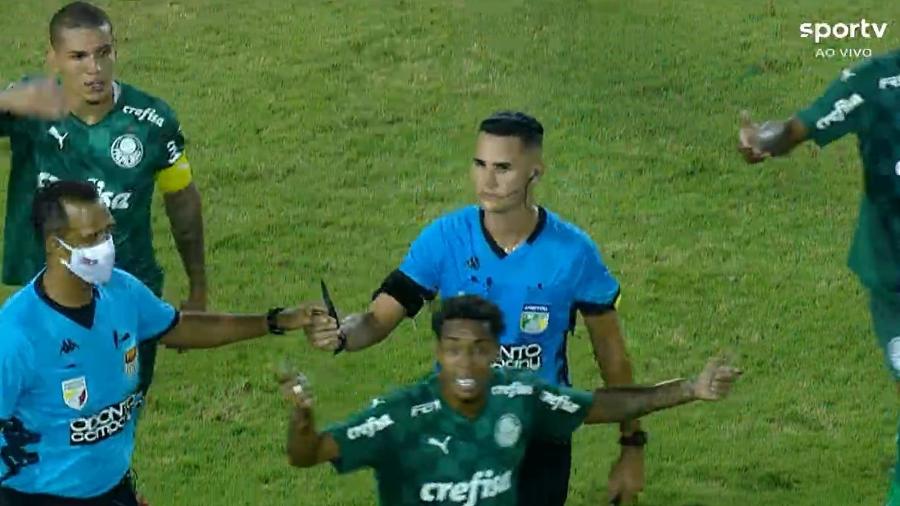 Árbitro mostra faca "apreendida" durante clássico entre São Paulo e Palmeiras pela Copa São Paulo 2022 - Reprodução