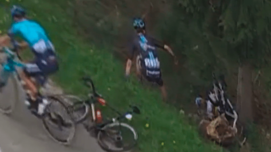 O francês Julian Alaphilippe, campeão mundial de ciclismo, teve múltiplas fraturas após se chocar com uma árvore em um acidente generalizado - Reprodução/Twitter