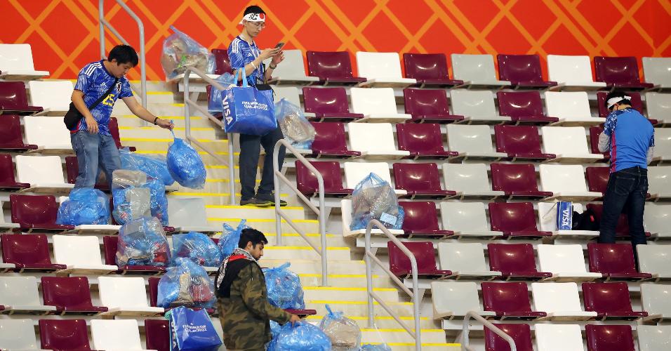 Torcedores do Japão ajudam a limpar estádio após vitória sobre a Alemanha na Copa do Mundo