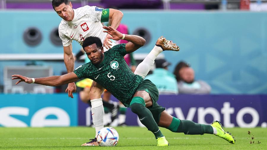 Ali Al-Bulaihi, zagueiro que encarou Messi, incomodou Robert Lewandowski na partida entre Polônia x Arábia Saudita - Robbie Jay Barratt - AMA/Getty Images