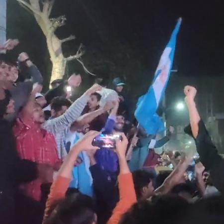 Torcedores da Argentina celebram vitória sobre o México em Bangladesh - Reprodução/Twitter