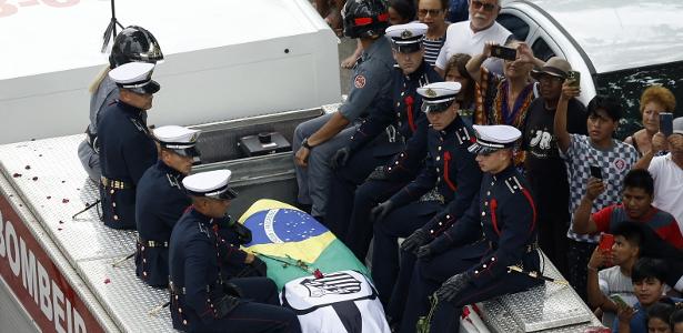 Caixão de Pelé, durante cortejo por Santos