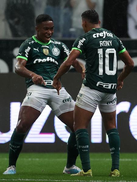 Rony, do Palmeiras, comemora com Endrick gol contra o Corinthians pelo Paulistão - Cesar Greco/Palmeiras/by Canon