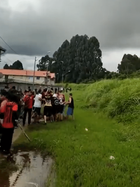 Torcedores do Athletico espancaram um homem em Curitiba - Reprodução