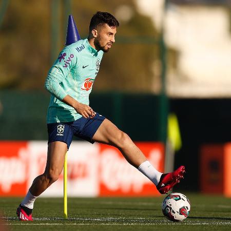 Alex Telles, em treino da seleção brasileira - Rafael Ribeiro/CBF