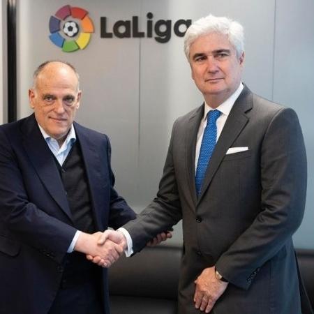 Chefe da La Liga, Javier Tebas (à esq.), com Orlando Leite Ribeiro (à dir.), embaixador brasileiro na Espanha - Divulgação/LaLiga