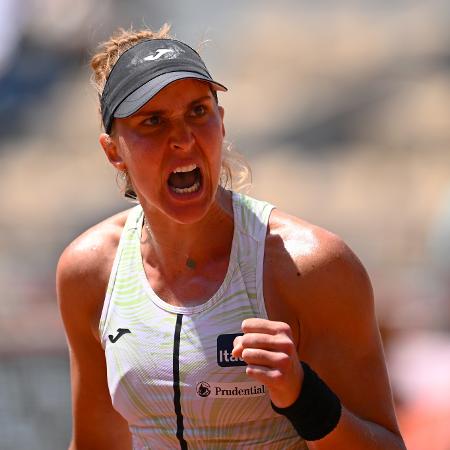 Bia Haddad comemora ponto durante jogo contra tunisiana Ons Jabeur, pelas quartas de final de Roland Garros - Clive Mason/Getty Images