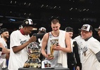 Campeão da NBA, Jokic recebe homenagem no maior prédio da Sérvia; veja