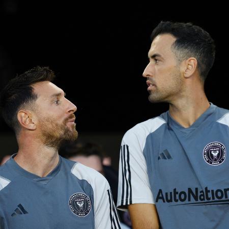 Lionel Messi e Sergio Busquets no banco de reservas do Inter Miami diante do Cruz Azul - Marco Bello/Reuters