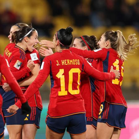 Jogadoras da Espanha comemoram gol de Bonmati na Copa feminina