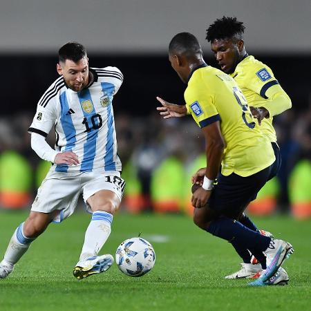 Lionel Messi em ação durante Argentina x Equador, jogo das Eliminatórias