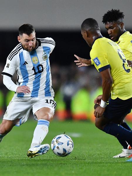 Lionel Messi em ação durante Argentina x Equador, jogo das Eliminatórias