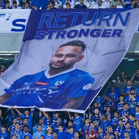 Torcida do Al-Hilal exibe bandeirão em homenagem a Neymar após a lesão sofrida pelo brasileiro