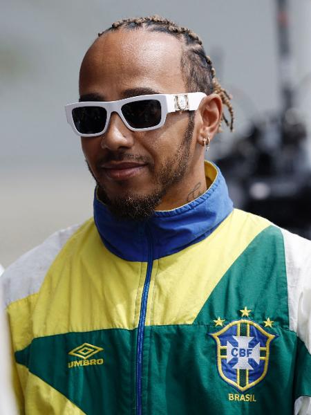 Lewis Hamilton veste agasalho original de comissão técnica da seleção brasileira de 1994