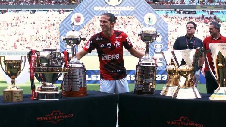 Filipe Luis foi homenageado antes de Flamengo x Cuiabá no Maracanã